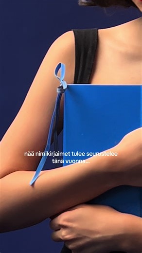 Sähkönsininen päiväkirja ja nimikirjaimet