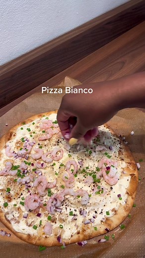 Pizza Bianco med räkor marinerade i vitlök och citron 🍋 Det här fick mina smaklökar att skratta av lycka så jäkla gott! Ni måste prova till helgen😀 #pizzablanco #tilltugg #snacks