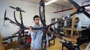 Canadiense rompe récord al volar con una aerotabla