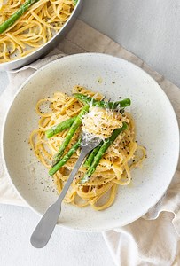 17K views · 27 reactions | Learn the secrets to making authentic carbonara sauce like a pro! Chef demonstrates simple steps, from separating egg yolks to creating a creamy, decadent sauce. Perfect for both bacon and asparagus variations. Enjoy this easy cooking tutorial! #CarbonaraSauce #CookingTutorial #PastaRecipe #ChefTips #FoodPreparation #ItalianFood #CookingShow #EasyRecipe #DeliciousFood #HomeCooking | Peter Sidwell's Kitchen | Facebook