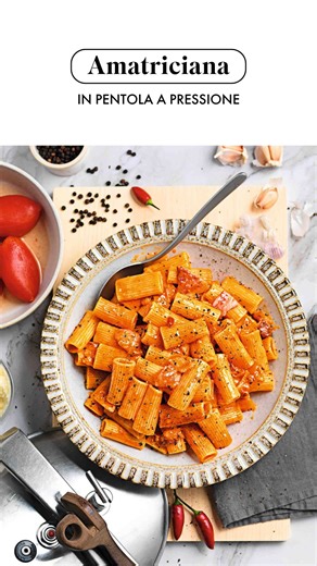 Avete mai provato a fare l’amatriciana in pentola a pressione? 😍 Questa ricetta permette di velocizzare i tempi e ridurre grassi e sale! INGREDIENTI PER 4 PERSONE ▫️500 g rigatoni ▫️500 g pomodori pelati San Marzano ▫️150 g guanciale ▫️80 g formaggio pecorino grattugiato ▫️40 g vino bianco secco ▫️6 g sale ▫️2 spicchi d’aglio ▫️peperoncino fresco ▫️pepe Frullate i pomodori San Marzano. Mettete nella pentola a pressione i rigatoni, i pomodori San Marzano frullati, il guanciale, tagliato a fettin