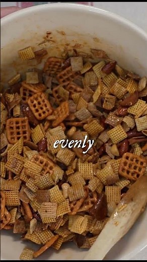 How to make the perfect homemade party mix for the holidays! 🍯✨