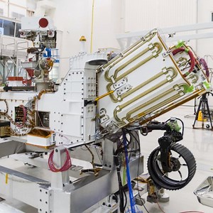 NASA zahájila plnění roveru Mars 2020 jaderným palivem