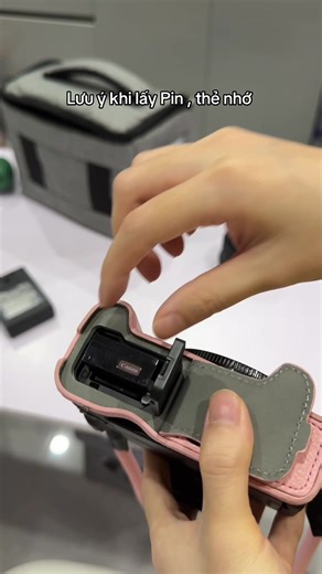 Cách tránh hoang mang khi quên đóng nắp pin máy ảnh