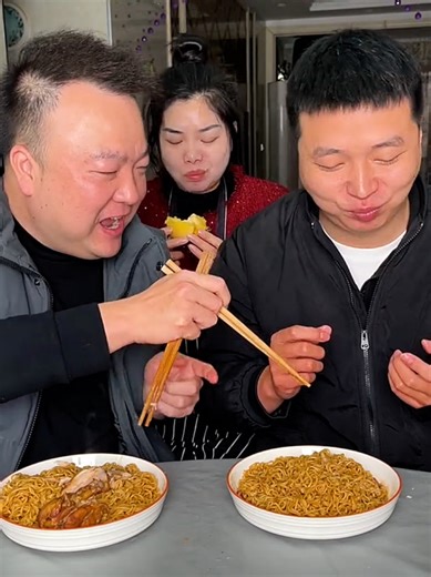 Funny Chinese family food eating prank #eat #food #foodcomedy #foodprank #chinesefood #funnyfood #foodlover #asmreating #foodcomedy #treanding