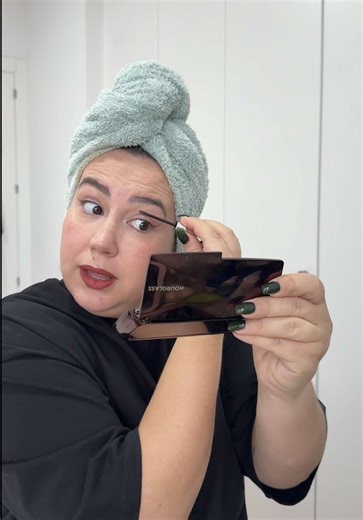 Bëjmë pak muhabet për gjërat këtu në Spanjë ndërkohë që mami si “make up artist” bëhet gati për në shkollë 😅