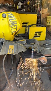 Veja a praticidade do Handyplasma 35i da Esab. Equipamento que facilita muito a execução de cortes em chapas de aço de ate 12mm Exemplar que está disponível na loja da ESAB. Compre utilizando meu cupom “Gallo” e ganhe 5% de desconto em sua primeira compra! Segue o link: https://www.lojaesab.com.br/maquina-de-corte-de-plasma-esab-handyplasma-35i-35a-220v #corte #ferro #aco #serralheiro #soldagem #esab #metal #metalurgia #metalugico #oficina | Full Metal Concept