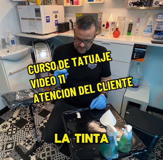 Para el vídeo número 11 de tu curso de Tatuaje, aquí tienes algunas sugerencias sobre el contenido y las etiquetas: ### Contenido del Vídeo: 1. **Introducción**: Saludo y breve descripción del tema del vídeo. 2. **Preparación del Cliente**: Explicar cómo recibir al cliente, crear un ambiente cómodo y relajado. 3. **Consulta de Diseño**: Hablar sobre la importancia de revisar el diseño con el cliente antes de comenzar. 4. **Explicación del Proceso**: Detallar los pasos que se seguirán durante el