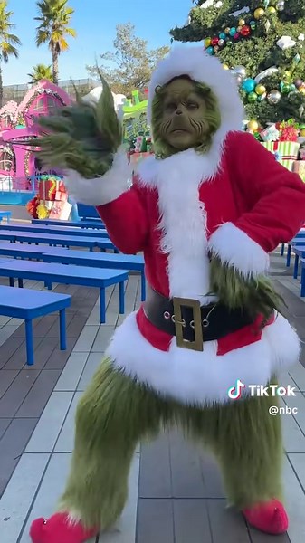 The Grinch isn't just stealing Christmas, he's stealing the entire show 👏 #TheGrinch #Holiday #lawandorder #svu