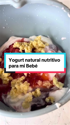 Yogurt organico Para bebés. Ingredientes 2 fresas machacadas, yogurt plain 4 cucharas, tres galletas gerber desvoronadas#babyfoodrecipes #tiktocfood #recetasbebes