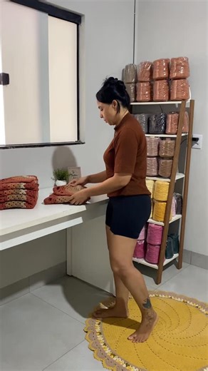 Josiene Silva • Crochê l Cursos on Instagram: "O cantinho que eu amo estar! Meu ateliê… meu lugar favorito! 😍 Um final de semana abençoado para nós!! ❤️🙏🏻 Esse Modelo do Vídeo você pode encomendar ou aprender no curso MODELO ISABELLE 🤎 Ensino passo a passo no curso completo e tbm aula avulsa! ✅Conheça os cursos no link na Bio! ✅Cursos com acesso vitalício e suporte via WhatsApp • #crocheteirasdobrasil #crocheteiras #tapeteemcroche #casinhafofa #decorandocomcroche #tapetedecroche #tapeteparac