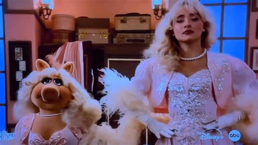 Updates Sabrina Brasil on Instagram: "ACTRESSBRINA! Confira o primeiro teaser de ‘The Muppet Show’ com a participação de Sabrina Carpenter. 💚"