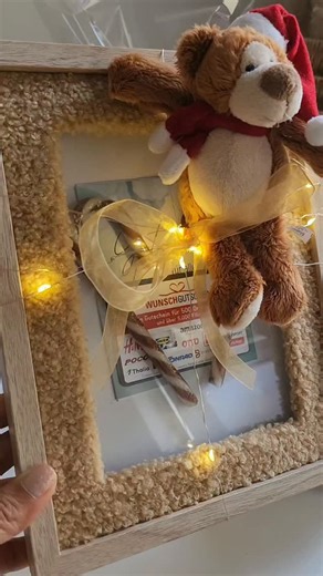 PaweenasWorld 🫧 on Instagram: "Nikolaus-Geschenk für Jungs 👦🎁Praktisch, süß & easy -Lichterkette, Plüsch & Gutschein – fertig ist das perfekte Geschenk! für mein Sohn😁 Bilderrahm habe ich bei @action.deutschland gefunden. Keine Werbung, selbstgekauft #DIYIdeas #Nikolaus2025 #nikolausgeschenk #Geschenkideen #foryou #giftideas #DIYGeschenkideen #diychristmasgifts #diygifts #geschenkinspo"