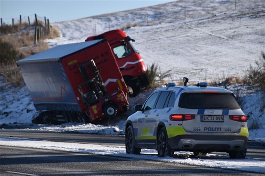 Forfærdeligt uheld med lastbil og personbil: Begge helt ødelagte