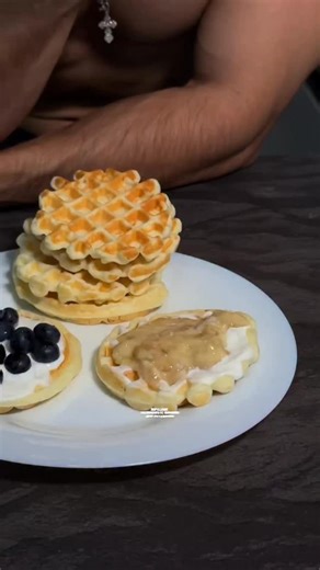 Александр Лосев • Питание без срывов • Онлайн фитнес тренер on Instagram: "Белковые вафли Ингредиенты: 3 яйца (3 белка и 2 желтка) Творог 5% 180гр Любимый протеин 40 гр (или можно муку) Рисовая Мука 35 Гр Разрыхлитель Сах. Заместитель по вкусу Щепотка соли БЖУ: 77/19/37 Калорий: 646 Топинг: Греческий йогурт 140 гр Банан 1 шт Голубика 50 Гр БЖУ: 12/3/37 Калорий: 216 Сохраняй, чтобы приготовить себе или второй половинке вкусный, полезный завтрак❤️"