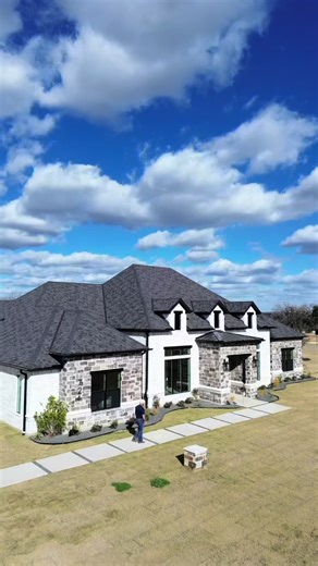 Country living with luxury finishes This beauty sits on 🌳 2 acres in Weatherford, TX 4,203 sq ft 📐 4 bedrooms office 4.5 bathrooms 🛀 Want to schedule a private tour? Message me! Alex Duran Monument Realty | Duran & Co Realty Group 817-863-5435 alexduranrealestate@gmail.com #dfw #dfwrealtor #texashomes #texasrealtor #relocatingtotexas