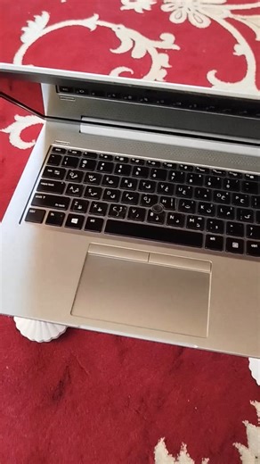 ‎مرضیه پارسانژاد| کارگاه تولیدی ظروف سنگ مصنوعی‎ on Instagram‎: "اول کپشنو بخون✋🏻 (گذاشتن لپ‌تاپ روی فرش و پتو و موکت و...به شدت مضر است زیرا پرز و گرد و خاک را به داخل سیستم خنک‌کننده می‌کشد، جریان هوا را مسدود می‌کند و باعث افزایش دمای قطعات (CPU و گرافیک) می‌شود و در نهایت می‌تواند منجر به آسیب جدی و حتی سوختن مادربرد شود؛ به همین دلیل باید همیشه روی سطح صاف و سخت مانند میز قرار داده شود و استفاده از کول پد برای بهبود تهویه ضروری است.) متن بالا رو با دقت بخونید👆🏻 مضرات گذاشتن لپ‌تاپ روی فر