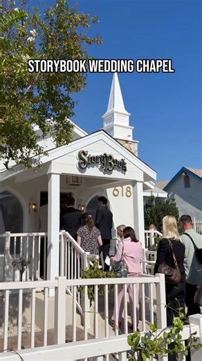 Las bodas en Las Vegas brillan un poco más. Celebra tu momento mágico en Storybook Wedding Chapel. ✨💍 | Visit Las Vegas