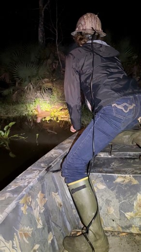 Hand grabbing frogs! #reels #frogs #louisiana #frog | Anna The Archer