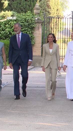 La llegada de la infanta Sofía, acompañada de los Reyes y de la princesa Leonor al Monasterio de Nuestra Señora de Cogullada antes de pronunciar su primer discurso. #infantasofia