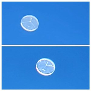 Continúa claramente visible el globo estratosférico sobre varias áreas de Puerto Rico Se trata de un globo a 60,000 pies de altura del proyecto Thunderhead de la empresa Raven Aerostar. Estos globos son utilizados para inteligencia militar y/o estudios científicos. Pueden realizar algunas funciones similares a la de un satélite pero de forma menos costosa. A simple vista luce como “un planeta” a plena luz del día. Imágenes desde San Sebastián por José Naldy Lebrón Sociedad de Astronomia del Cari