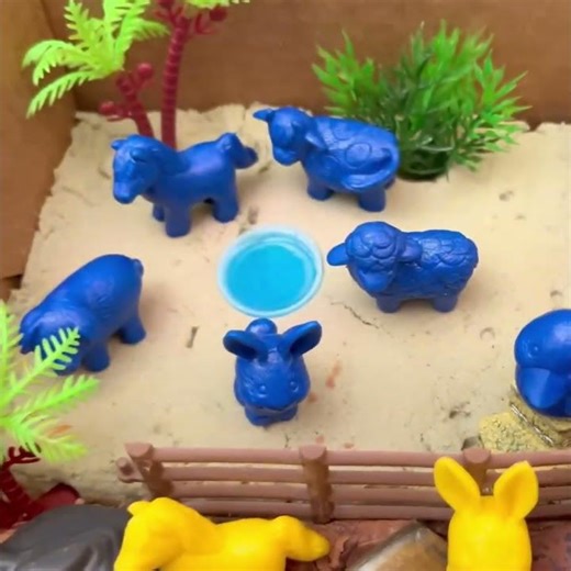 Blue & Green Farm Animal Groups! Color Peek for Kids
