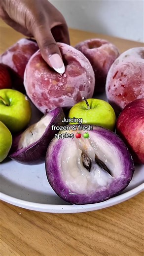 Juicing frozen Lucy glo apple 🍎, frozen star apple ⭐️, fresh mini green apples, frozen Lucy rose apple 🍎, fresh red apple 🍎 This juice tasted like candy to me. . . . #juicing #apple #castironjuicer #amazonfinds #freshfruit