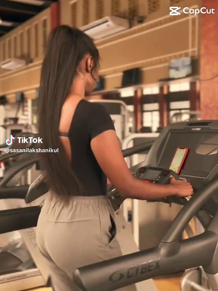 😾 #femalefitnesscoach #personaltrainer #gymmotivation