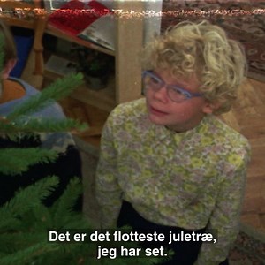 "Jesus blev født under en stjerne, dit fjols!" 🌟 Sonja fra Saxogade var slet ikke i tvivl om, hvorfor man fejrede jul. Heldigvis er der ikke meget, der har ændret sig siden! Find en masse juleindhold på DRTV og bliv helt klar til i morgen! | DR1