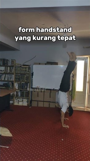 Form handstand yg perfect :1. Lurus tidak bengkok2. Scapula eleveted3. Siku dikunci lurus#handstand