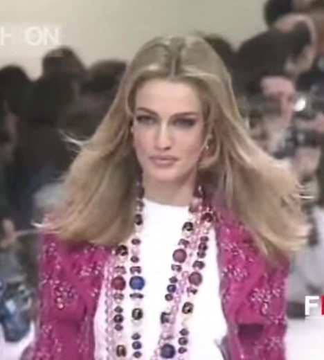 Karen Mulder CHANEL Fall 1991/1992 Paris Runway Walk
