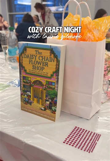 What a fun, crafty night with @HarperCollins to celebrate THE DAISY CHAIN FLOWER SHOP, out now 🌼 #bookrelease #cozyromance #smalltownromance #lauriegirlmore #floralarrangement