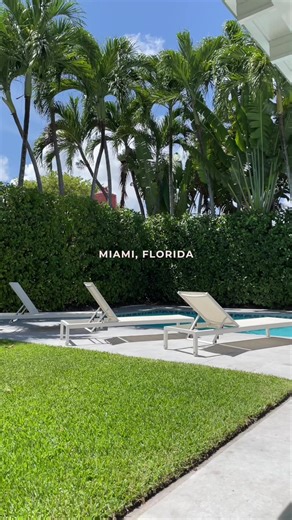 My love for palm trees is one I can’t describe in words so documenting their movement, grandeur and versatility might be my best attempt at an explanation. I’m so grateful to experience nature and its beauty in cities that hold some of my best memories. #palmtrees #tropicaldestinations #inspiredbynature #naturephotography #naturevlog