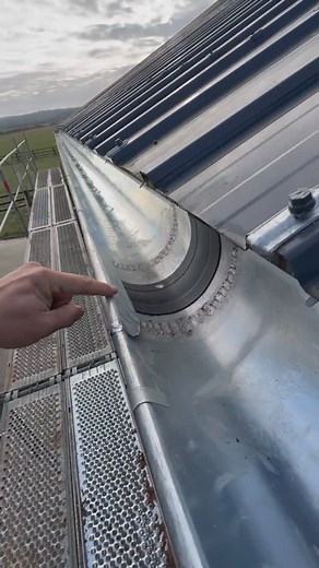 Ludovic Oudard l Couvreur Zingueur on Instagram: "Pose des crochets de gouttière negrafix pour bac acier et mise en place de la gouttière 👍 #couvreur #reels #toiture #travaux #zinc #gouttière"