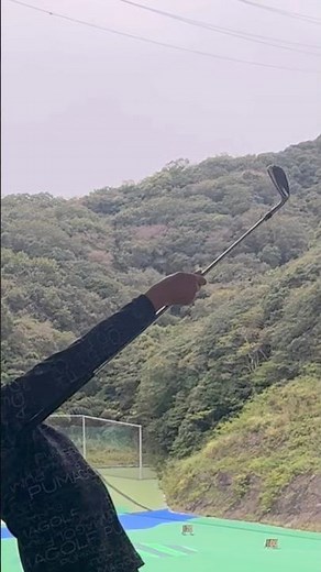 右腕の使い方はクラブを右脇と右肘につけたまま腕とクラブを右に捻り続けます。フォローでは右手の甲が目標を向いていきます。#回転式スイング #ゴルフ #ゴルフスイング #golf #golfswing