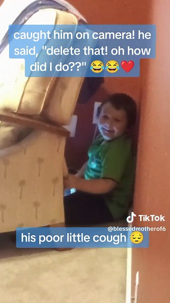 Caché sur la caméra : réaction hilarante d'un enfant