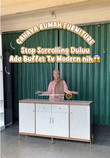Siap bikin ruang TV makin kece ✨ Buffet TV modern dari bahan MDF, tampil minimalis tapi tetap kuat 💪 Ramah lingkungan 🌱, desainnya kekinian, dan yang paling penting… harganya ramah di kantong, nggak bikin dompet kaget 😄 Pas banget buat kamu yang pengen rumah rapi, estetik, tanpa keluar biaya mahal. Gas upgrade ruang TV kamu sekarang! 📺🔥 Promo: Gratis Ongkir JABODETABEK KOTA- KABUPATEN Cahaya Rumah juga menjual lemari pakaian, sofabed, meja rias, bufet, dan meja makan. #f#fypf#furniturebogor