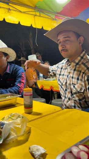 Una experiencia más un paso más dado en mi vida ! Después de una jugada intensa y complicada pues dado hambre!! 😮‍💨y en esta ocasión tuvimos una buena conversación con estos grandes del Jaripeo | Norma Zamora Bolaños