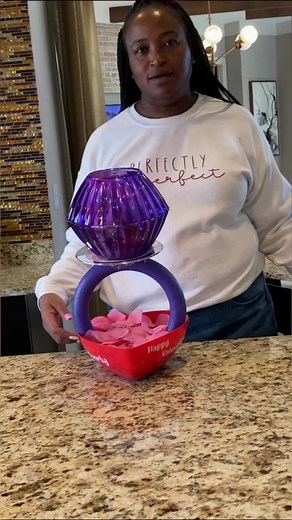 Ok ok I give up! My sister has beat me again and I’m ok with that! Anyone if you want a tutorial on this let me know. But first I need my sister to instruct me!!! #valentinesday2023 #valentinesdaygift #valentines | Kimberly Ross