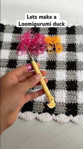 Let’s make a Loomigurumi duck #loomband #loomigurumi #looming #rainbowloom