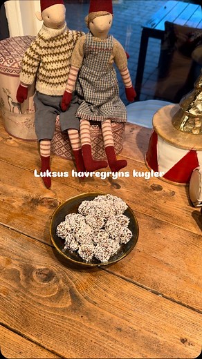I vores hjem er havregrynskugler nærmest obligatoriske, - men de skal være bløde, intense og fulde af smag! 😀 Derfor laver vi dem med kakaomælk og marcipan… det er hemmeligheden bag de lidt mere luksuriøse kugler, der smager af mere end bare havre og kakao. MUMS! 😍 Og ja… jeg kan stadig ikke lave dem uden at tænke på Klovn-afsnittet med Don Ø’s barnebarns havregrynskugler 😂 Så her laves de naturligvis med fødevaregodkendte handsker, - for alles skyld 😅 Er der også altid havregryns kugler hos