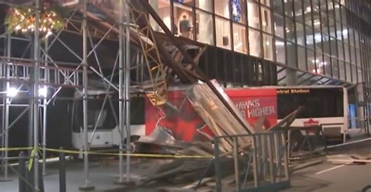 Bus crashed into a scaffolding of a building in midtown Manhattan - See video - ProtoThema English