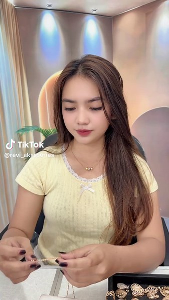 Glow Up with Revi Aksesoris Live Session