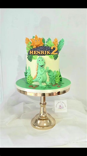 Rawrrr 🦖💚 Celebrating a 2nd birthday with this adorable dinosaur themed cake! Featuring hand made fondant dinos, lush jungle leaves, and custom name detailing on top!! . . . . . . . . #DinoCake #DinosaurBirthday #HandmadeCake #KidsBirthdayCake #gloryofcakes