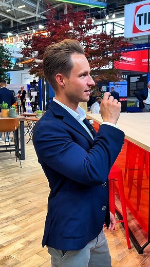 Am KRONE Stand der transport logistic Messe in München zeigt Simon Richenhagen gemeinsam mit Alois Schorr von @mantruckandbus ein echtes Highlight: Der MAN eTGX mit der neuen KRONE Dry Box Generation und dem Profi Liner Gen. 5 - perfekt als Lang LKW Typ 3 kombiniert für effiziente Transportlösungen. 🔋🚛 Diese Kombination zeigt, wie moderne Logistik heute aussieht. Live auf der transport logistic 2025. 💡👀 — At the KRONE stand at the transport logistic trade fair in Munich, Simon Richenhagen an