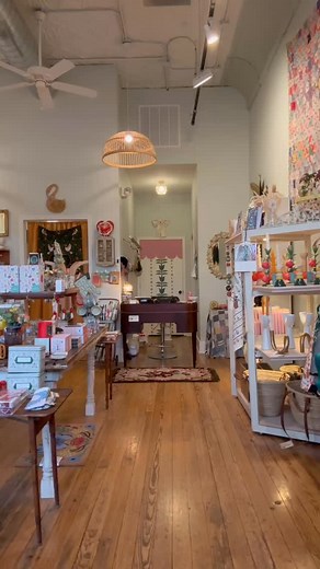 I needed a break from heart totes, so I’ve been working on these adorable lined ruffle totes! These are made from vintage fabric and most are one of a kind! 🩵 | Springfield Mercantile Co.