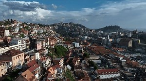 Vue aérienne d'Antananarivo par un drone : vidéo de stock (100 % libre de droit) 1111273007 | Shutterstock