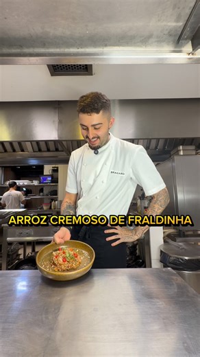Chef João Vieira on Instagram: "ARROZ CREMOSO DE FRALDINHA O ARROZ CREMOSO DE FRALDINHA QUE TODO MUNDO TÁ QUERENDO FAZER! Sério… esse aqui entrega sabor, suculência e cremosidade em nível proibido. A fraldinha derrete. O arroz puxa todo o caldo. A cremosidade fica absurda. É aquele prato que você prova uma vez e já quer repetir na hora. Salva esse vídeo, porque você VAI querer fazer ainda hoje. Marca alguém que ama um prato bem feito! RECEITA : 1,2 kg fraldinha 1 cebola 1 cenoura 1 pedaço salsão