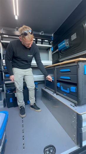 Dnes sme v TECHNII v spolupráci so spoločnosťou Sortimo a ideme si spolu pozrieť ich predvádzacie vozidlo 🚐 A úprimne? Toto je úplne iný level organizácie dodávky. Sortimo vie prísť priamo k vám do firmy s plne vybaveným demo vozidlom, kde si naživo pozriete, ako môže vyzerať profesionálny regálový systém vo vašej dodávke. Žiadne katalógy, žiadne predstavy – reálne riešenia, ktoré si môžete ohmatať, vyskúšať a rovno si predstaviť vo vlastnom aute. Regálový systém je brutálne priestranný, krásne