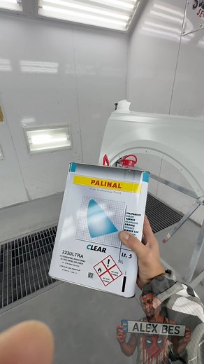 Фарбування в камері у справжнього автомаляра — це як церемонія. Спочатку він заходить у камеру, ніби в храм: маска 3M — на обличчя, фарбопульт — як жезл влади. Вмикає витяжку — і одразу відчуває себе джедаєм, бо навколо шумить, світиться і трохи тремтить повітря. Потім починається магія: рівний рух руки, і фарба лягає так гладко, ніби авто з дитинства мастилося кремом NIVEA. Кожен шар — як мазок художника, тільки різниця в тому, що художники не кричать: “Тільки б пилюка не впала, блін!” Наприкін